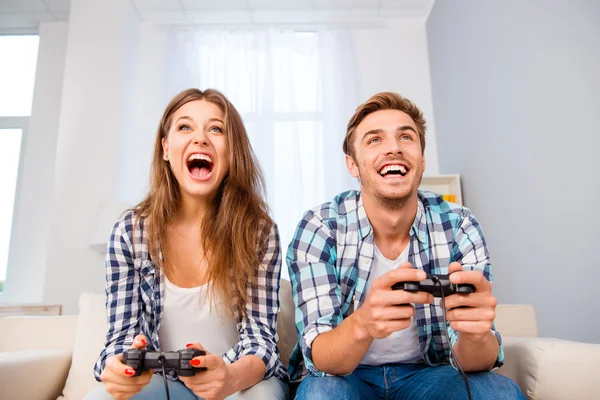 Portret szczęśliwej podekscytowanej rodziny grającej w gry wideo — Zdjęcie stockowe
