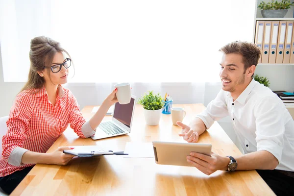 Pengusaha wanita muda dan pengusaha mendiskusikan rencana bisnis whi — Stok Foto