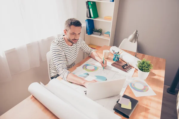 Concentrated architect working with laptop to end his project — Stock Photo, Image