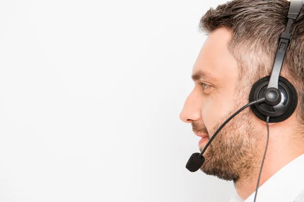 Boční pohled na usmívající se operátor call centra v sluchátka — Stock fotografie