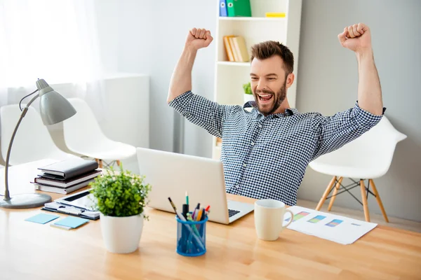 Gelukkig man taak en triomfen met opgeheven handen voltooid — Stockfoto