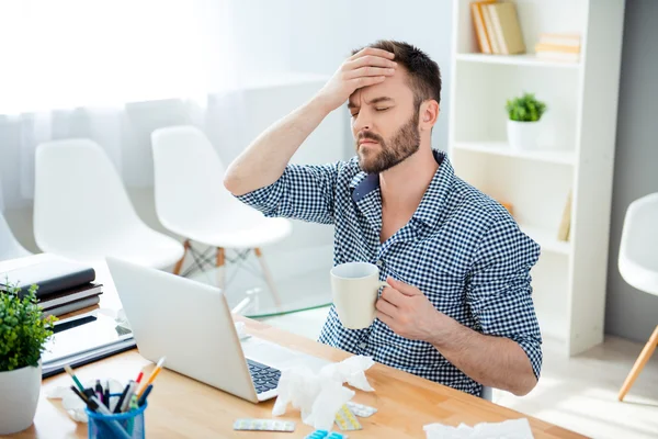 Empresário doente com temperatura e dor de cabeça trabalhando no escritório — Fotografia de Stock