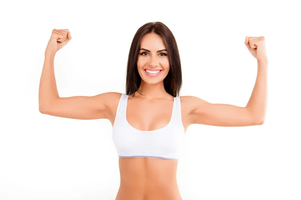 Portret zdrowa kobieta uśmiechający się, pokazując jej biceps — Zdjęcie stockowe
