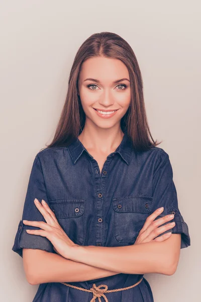 Joven chica sonriente feliz en vestido de jean con las manos cruzadas —  Fotos de Stock