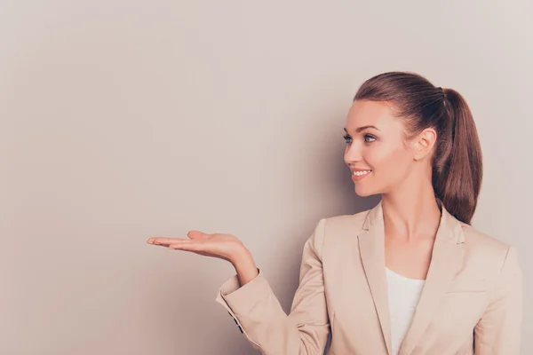 Glücklich lächelnde junge schöne Geschäftsfrau zeigt neues Produkt — Stockfoto