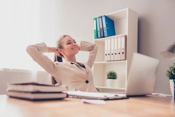 Feliz mujer relajada teniendo descanso y descansando en la oficina — Foto de Stock