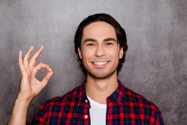 Glücklicher junger Mann mit weißem Lächeln zeigt Zeichen ok — Stockfoto