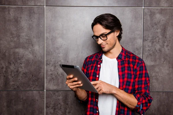 Joven guapo en gafas usando tableta digital — Foto de Stock