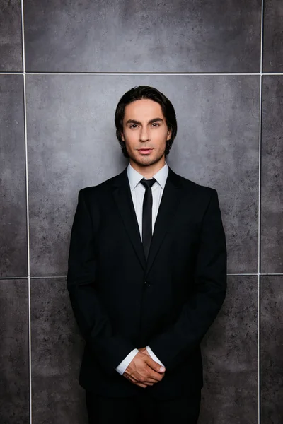 Portrait of handsome  confident hispanic man standing near gray — Stock Photo, Image