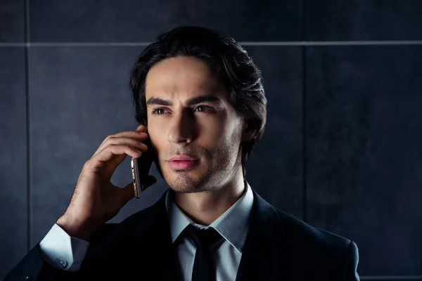 Zbliżenie portret przystojny młody mężczyzna rozmowy na telefon — Zdjęcie stockowe