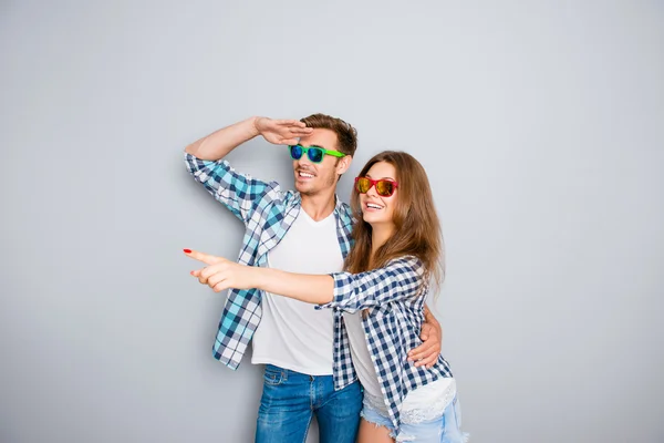 Jolie fille dans des lunettes montrant smth à son petit ami — Photo