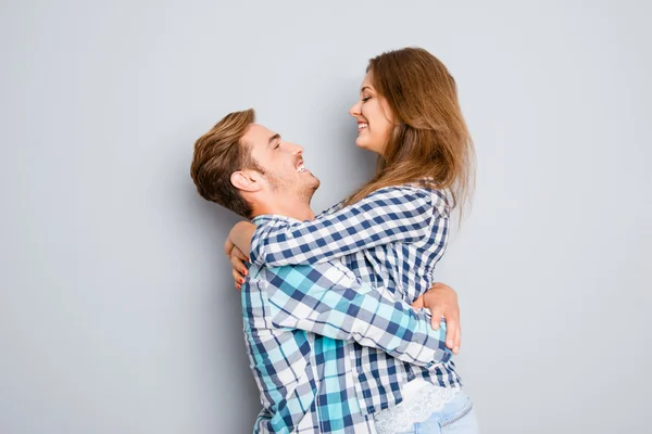 Homem feliz carregando e abraçando sua namorada — Fotografia de Stock