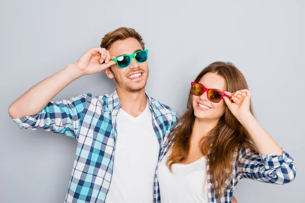 Portrait de couple souriant heureux dans l'amour portant spectac coloré — Photo