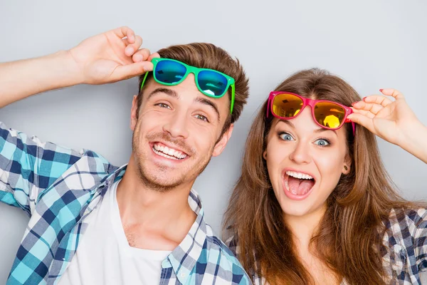 Portret van vrolijk lachende grappige jonge geliefden in glazen — Stockfoto