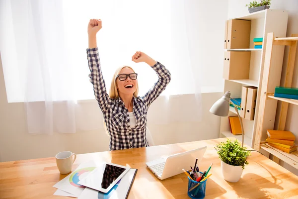 Heureuse femme réussie dans les lunettes atteindre l'objectif dans son bureau — Photo