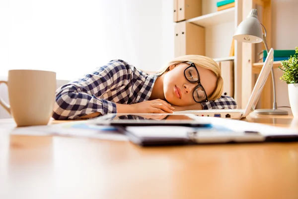 Mujer agotada durmiendo con el ordenador portátil después de un duro día de trabajo — Foto de Stock