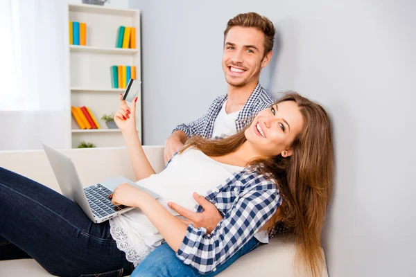 Erkek ve kadın internet laptop ve kredi ca ile alışveriş yapma — Stok fotoğraf