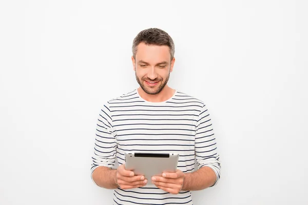 Feliz joven guapo sosteniendo tableta digital — Foto de Stock