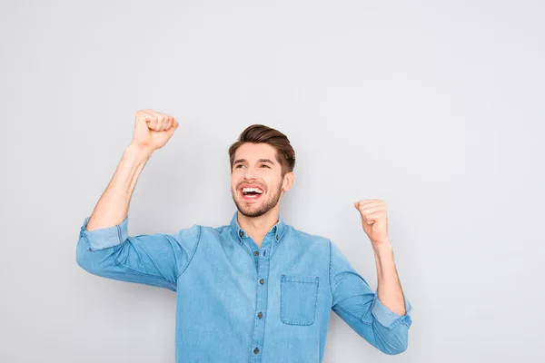 Retrato del hombre feliz celebrando la victoria con las manos levantadas —  Fotos de Stock