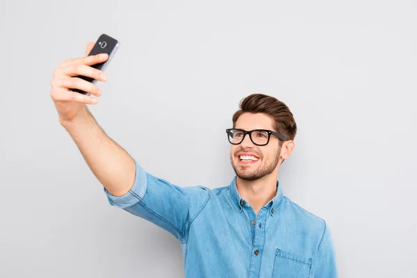 Sm の selfie を作る眼鏡で陽気な幸せな男の肖像 — ストック写真