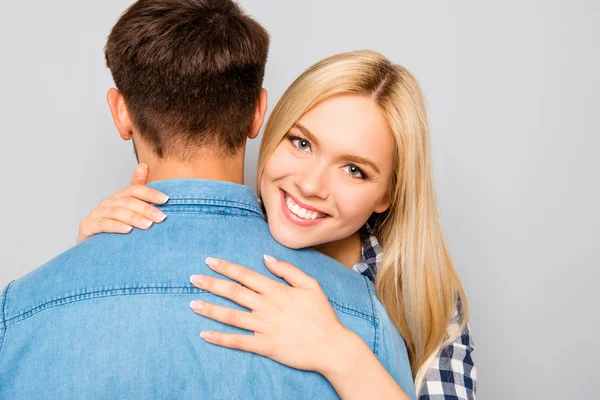 Porträt einer lächelnden glücklichen Frau, die ihren Freund umarmt — Stockfoto