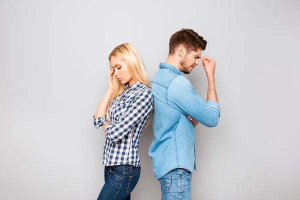 Portrait d'un homme et d'une femme tristes avec maux de tête après une querelle — Photo