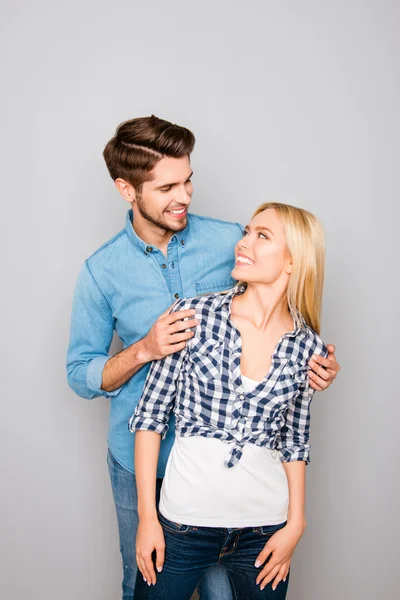 Porträtt av lycklig man och kvinna som tittar på varandra med kärlek — Stockfoto