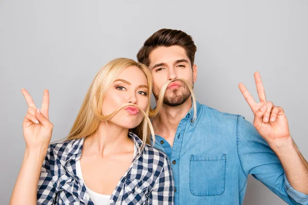 Retrato de homem engraçado e mulher fazendo bigode de cabelo e ge — Fotografia de Stock