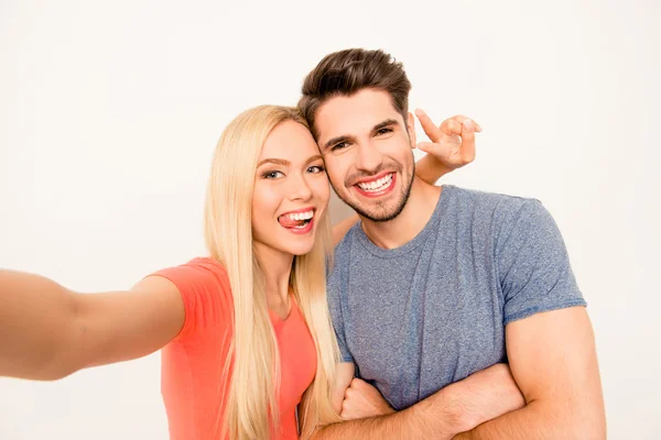 Selfie drôle de l'homme et la femme dans l'amour montrant la langue — Photo