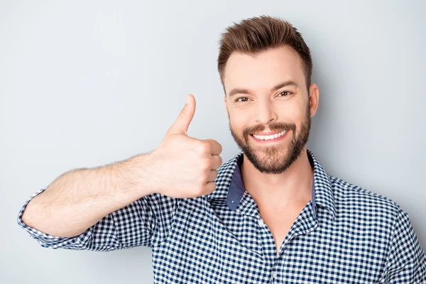 Retrato de jovem feliz mostrando o polegar para cima — Fotografia de Stock