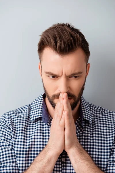 Портрет молодого концентрованого бородатого чоловіка, який молиться і чекає — стокове фото
