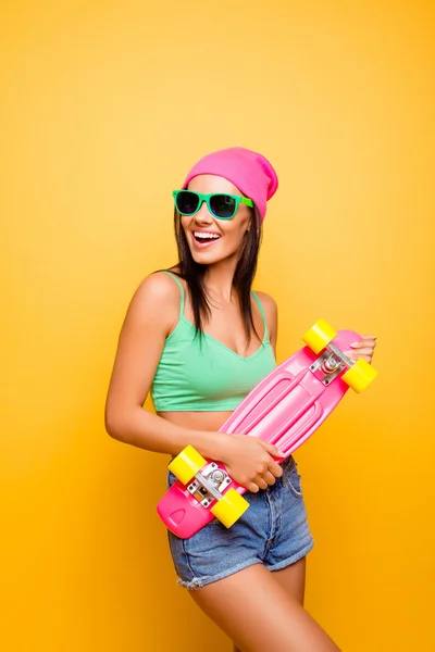 Gazdaság rózsaszín longboard vonzó csípő lány portréja — Stock Fotó