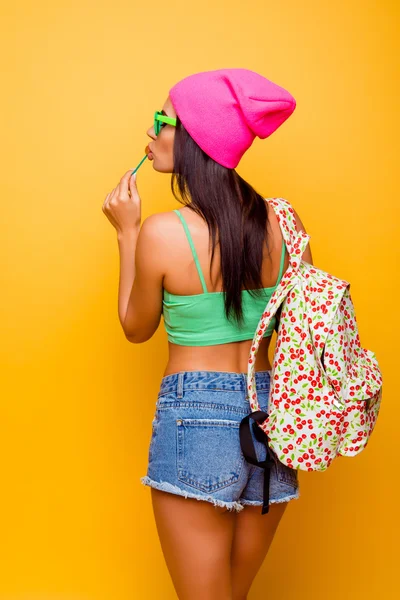 快乐的女孩背包和棒棒糖，站在你们背后。 — 图库照片