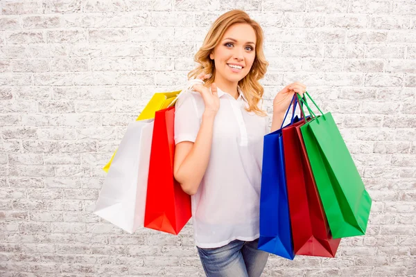 Joven mujer feliz con bolsas de papel de colores —  Fotos de Stock