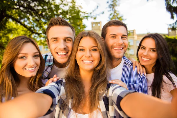 Vijf happy beste vrienden met toothy glimlach maken selfie foto — Stockfoto