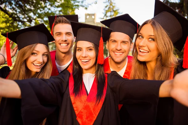 Upphetsad fem framgångsrika happy fem akademiker i kläder och hattar w — Stockfoto