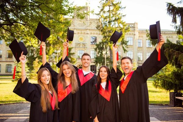 Elbiseler birlikte artış ve başarılı mutlu beş mezunları heyecanlı — Stok fotoğraf