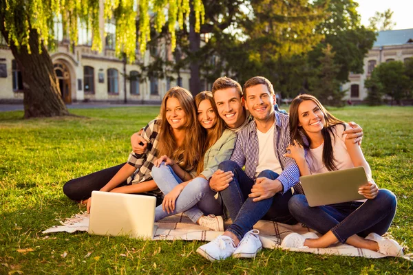 Fora foto de feliz diversas cinco namoradas e namorados s — Fotografia de Stock