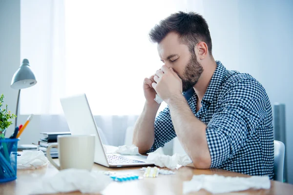 Retrato de hombre de negocios enfermo con fiebre y nariz que corre — Foto de Stock