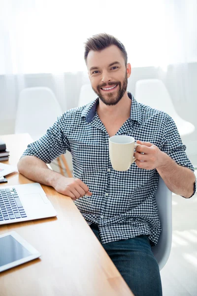 Exitoso joven empresario teniendo descanso y beber café en w — Foto de Stock