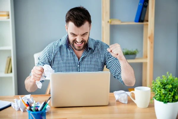 Boze man in woede hebben slecht humeur werkzaam in kantoor — Stockfoto