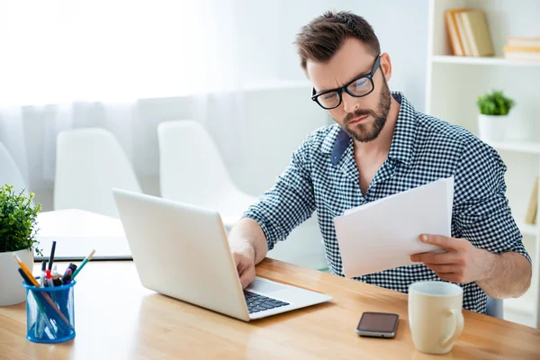 Porträtt av koncentrerad affärsman i glasögon med bärbar dator Läs — Stockfoto