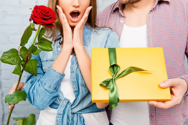 Nahaufnahme von Mann und glücklich überraschter Frau mit Rose und Geschenk — Stockfoto