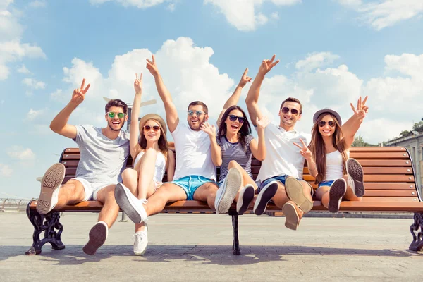 Grupo de diversos exitosos jóvenes novios y novias ha — Foto de Stock