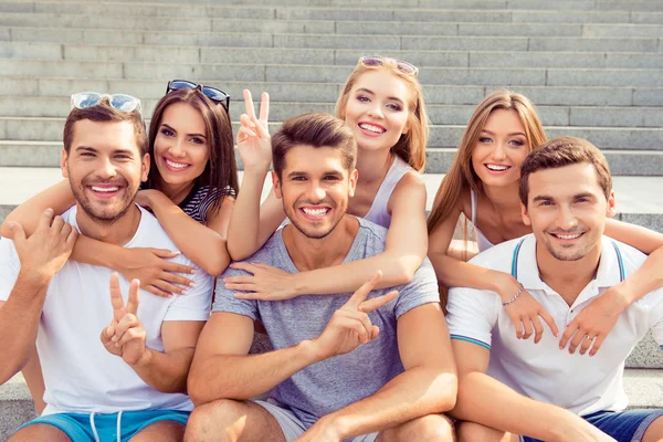 Schöne freudige Bindung sechs Freunde umarmen und Spaß haben auf v — Stockfoto