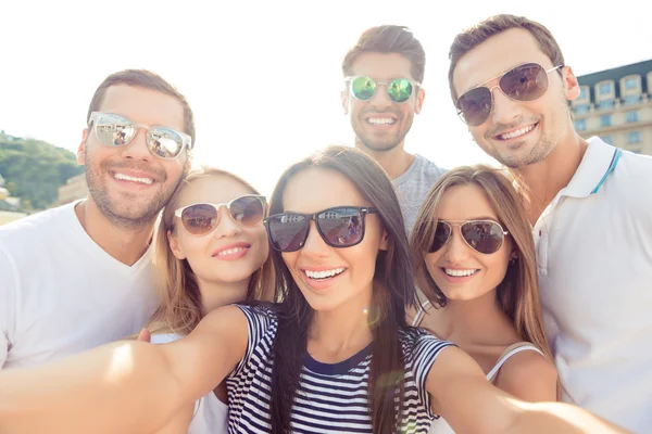 Alegres namorados felizes e namoradas fazer foto selfie e l — Fotografia de Stock