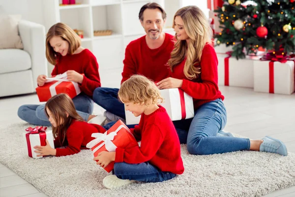 Portret van vijf mensen leuk aantrekkelijk schattig vrij vrolijk vrolijke familieleden zitten op de vloer uitwisselen opening geschenkdozen in licht wit appartement indoor — Stockfoto