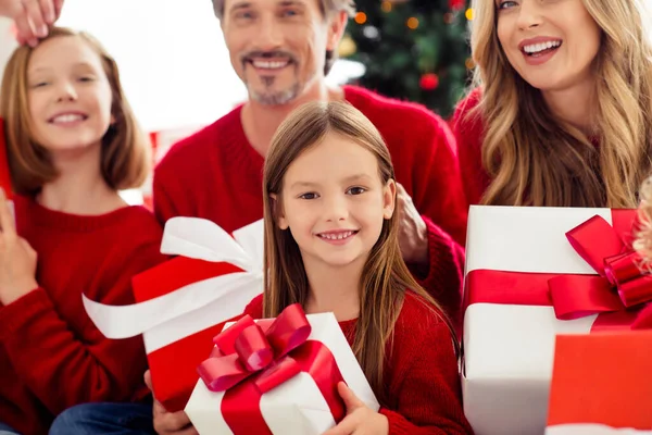 Retrato de agradable atractivo adorable grande alegre alegre alegre familia intercambiando cajas de regalos felicitaciones pasar Eve Noel festal día en apartamento blanco claro interior — Foto de Stock