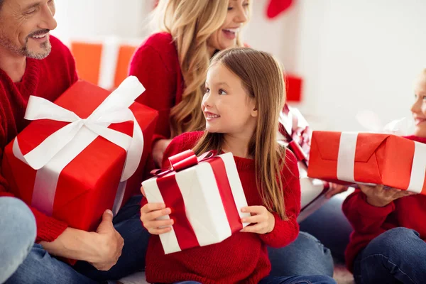 Närbild beskärd vy porträtt av trevlig attraktiv stor full glad familj ger ta emot utbyta presentaskar grattis Eve Noel dag December nyår i ljus vit lägenhet inomhus — Stockfoto