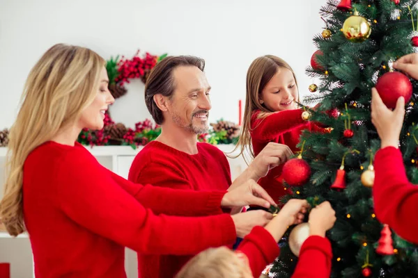 Profiel zijaanzicht portret van mooie aantrekkelijke grote vol vrolijke familie kleine kinderen versieren dennenboom kerstsfeer in licht wit appartement huis binnen — Stockfoto